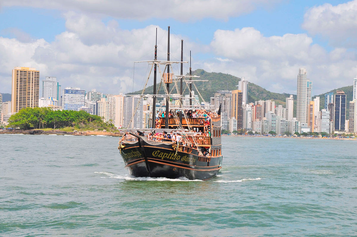 BARCO PIRATA + BONDINHO UNIPRAIAS - BALNEÁRIO CAMBORIÚ